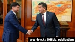 Президент Сооронбай Жээнбеков (справа) и премьер-министр Мухаммедкалый Абылгазиев. 6 августа 2018 года.