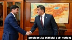 Экс-премьер-министр Мухаммедкалый Абылгазиев и президент Сооронбай Жээнбеков. 2018 год.