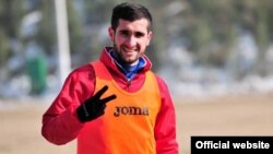 Фатҳуллоҳ Фатҳуллоев, нимҳимоятгари дастаи мунтахаби миллии футболи Тоҷикистон.