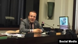 Каміль Ахмаді звинуватив іранську владу в переслідуваннях за його дослідження «найбільш злоякісних традицій щодо дітей у неблагополучних регіонах Ірану, заселених меншинами»