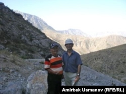 Тургун Муратов жана макаланын автору. Эски кендин сыртындагы түзөңчө. 20-июль, 2011