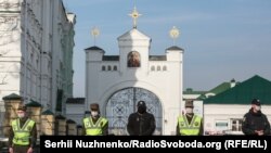 Патрулювання біля Києво-Печерської лаври, яку на правах оренди використовує УПЦ (МП), й котру закрили на карантин через спалах на її території коронавірусу. Київ, 13 квітня 2020 року