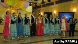 "Бәхет" ансамбле җырлый