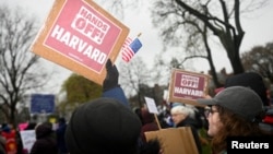 Un protest al studenților și profesorilior de la Universitatea Harvard, chemând conducerea universității să opună rezistență cererilor administrațaaiei Trump, 12 aprilie 2025