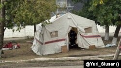 Палатка МЧС России на месте ликвидации пожара на НПЗ в Новошахтинске