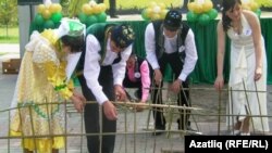 Бәйгедә катнашучы гаиләләр кадаксыз, чүкечсез койма ясый