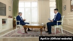 Экс-президент Алмазбек Атамбаев и журналист Канат Каниметов. Фрагмент интервью, вышедшего на телеканале «Апрель» 10 декабря.