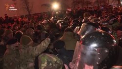 На майдані Незалежності невідомі активісти штовхались із правоохоронцями (відео)