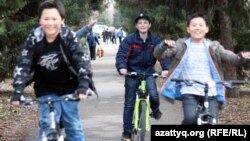 Дети, едущие на велосипедах. Алматы, 27 марта 2012 года.