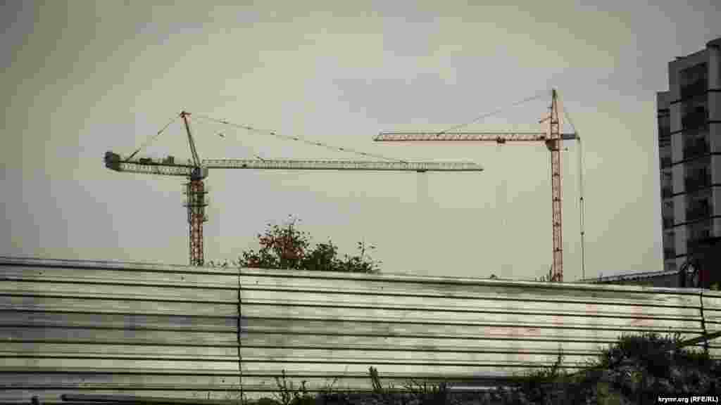 Новый жилой комплекс на улице Русской только начинают строить