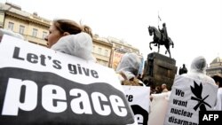 تظاهرات معترضان به استقرار طرح دفاع موشکی در پراگ، به هنگام سفر ماه آوریل باراک اوباما