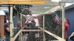Черкаські «павучки» плетуть маскувальні сітки для військових