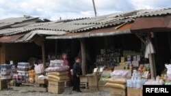 Десять лет назад рынок в районе села Эргнет действительно был крупным центром торговли. Покупать и продавать свой товар сюда приезжали бизнесмены из России, Южной Осетии, Грузии, Армении