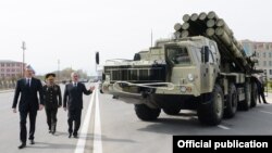 Azerbaijan - President Ilham Aliyev (L) inspects a Russian-made Smerch multiple-launch rocket system deployed in Nakhichevan, 7Apr2014.