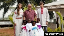 Марта Бекіш, Дарыюш Гадавы і Арцём Ткачук з маленькімі камэрунцамі 