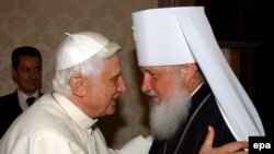 Несмотря на внешние признаки раздора, иерархи церквей-сестер всегда находили возможность для протокольного общения. Метрополит Кирилл у понтифика. Май 2006