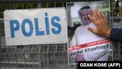 پوستری از جمال خاشقجی بیرون کنسولگری عربستان در استانبول