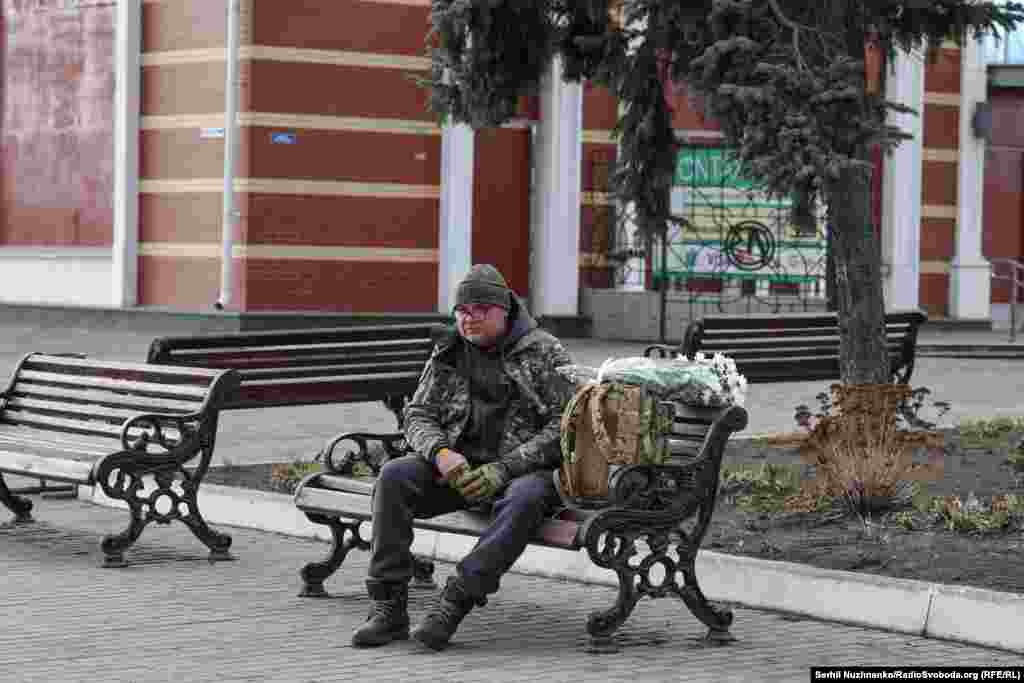 Цяпер цягнікі, якія прыбываюць з захаду ў бок Краматорскага раёну, будуць спыняцца ў Харкаўскай вобласьці. Пасьля падарожнікам давядзецца ехаць да Краматорску на машыне яшчэ тры гадзіны.