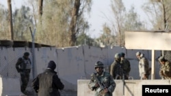 У входа на авиабазу в Кандагаре (9 декабря 2015 года)