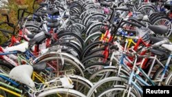 Старі велосипеди на прикордонному пункті Стурскуг в північній Норвегії, 13 жовтня 2015 року