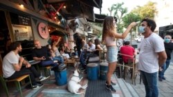 Իսրայել - Ջերմաչափում Թել Ավիվի ռեստորաններից մեկի մուտքի մոտ, 24-ը հունիսի, 2020թ.