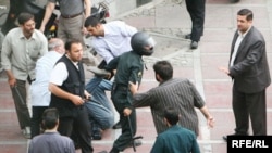 صحنه‌ای از برخورد نیروهای امنیتی با معترضان به نتایج انتخابات در تهران