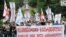 Вчера в центре Тбилиси с лозунгами «Давид Гареджи – это часть Грузии!» было организовано шествие, участники которого требовали, чтобы власть ни в коем случае не уступала спорную часть монастыря Азербайджану