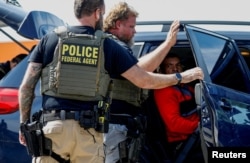 АҚШ-тың иммиграция және кеден қызметі (ICE) өкілдері мигрантты ұстап жатыр. Чикаго, АҚШ, 9 қыркүйек, 2025 жыл.