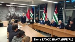 Прежде чем ответить на вопросы, Ардзинба высказался о текущем моменте и назвал главным тормозом развития страны раскол в обществе