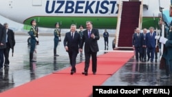 Тәжікстан президенті Эмомали Рахмонның Душанбеге ресми сапармен келген Өзбекстан президенті Шавкат Мирзияевті қарсы алған сәті.  9 наурыз 2018 жыл.