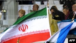 پرچم ایران در مراسم رژه در مقابل کاخ سفید در روز ۲۰ ژانویه از برابر باراک اوباما می‌گذرد.