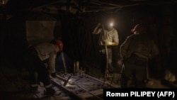 Шахтарі працюють під землею у вугільній шахті у західній частині Донбасу. Жовтень 2024