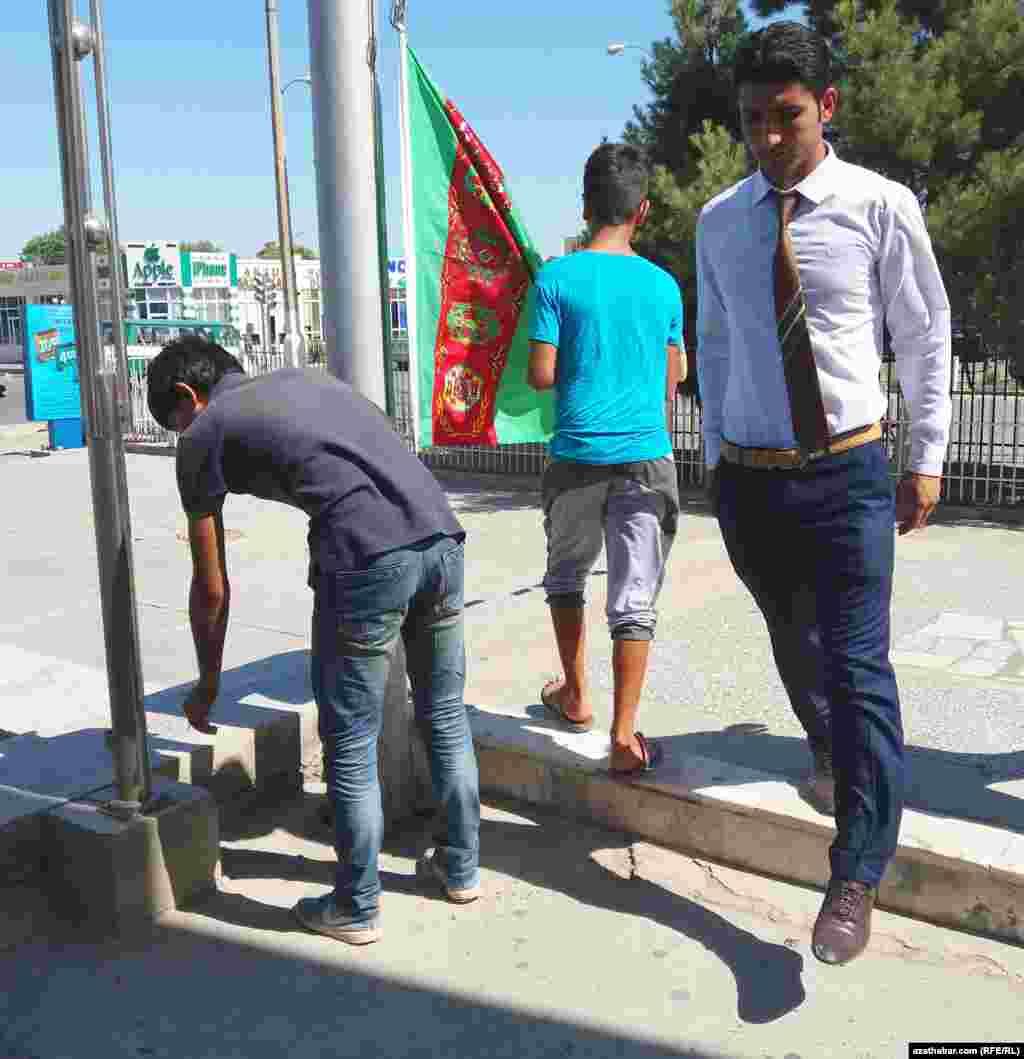 Türkmenabat şäherinde asylan baýdaklaryň birini täzeleýärler.