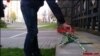 Беларусы прынесьлі кветкі да пасольства Расеі ў Менску ФОТА