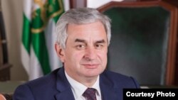 Около полутора часов Рауль Хаджимба отвечал на вопросы журналистов