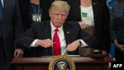 ԱՄՆ նախագահ Դոնալդ Թրամփը հրամանագիր է ստորագրում, արխիվ