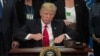 Дональд Трамп подписывает указ о сооружении пограничной стены на границе с Мексикой 25 января 2017 года 