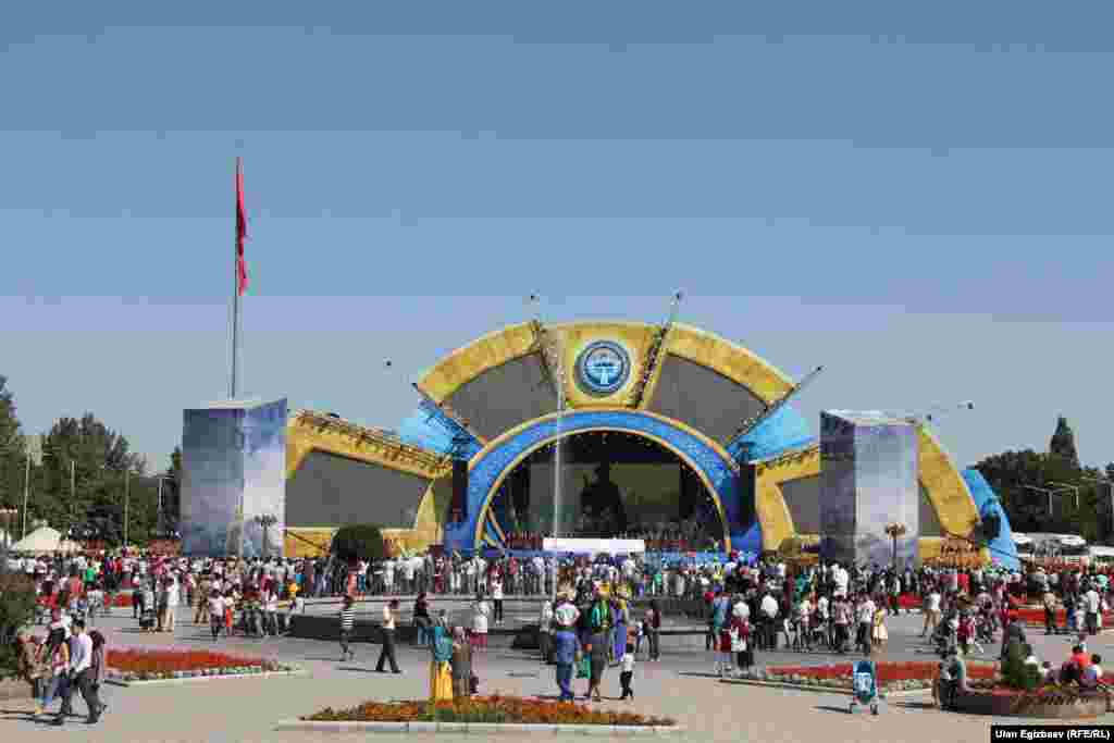 Эгемендик майрамы Бишкекте, Ошто жана башка аймактарда расмий майрамдалууда.