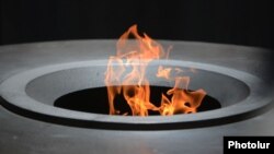 Ереван - Вечный огонь в мемориальном коплексе жертвам Геноцида армян «Цицернакаберд»