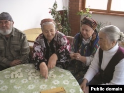 Ayşe Seitmuratova kimsesiz qart insanlar eviniñ sakinleri ile