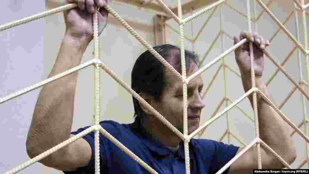 2018 senesi mayıs ayı. Vladimir Baluh bir ay açlıq tuta. Kreml kontrol etken Qırım Yuqarı mahkemesi faalniñ ükmüni deñiştirgen soñ aş aşamaqtan vazgeçti. Qadı silâ satın almasına dair malümatnı alıp taşladı. Şu sebepten üküm 3 yıl ve 5 ay yaşav tarzı koloniyasında qalmasına deñişti