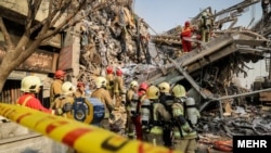 مجتمع تجاری پلاسکو در خیابان جمهوری تهران صبح روز ۳۰ دی در پی آتش‌سوزی گسترده در آن به طور کامل فرو ریخت.