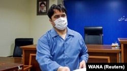 Рухолла Зам Ирандын сотунда жооп берүүдө. Тегеран. 2020-жылдын 2-июну.