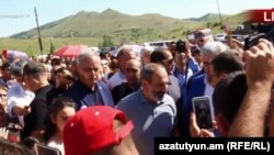 Armenia - Prime Minister Nikol Pashinian meets with protesters at Amulsar, 6July, 2018