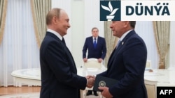 Russiýanyň "Sputin" döwlet agentligi tarapyndan ýaýradylan suratda rus prezidenti Wladimir Putin ABŞ-nyň ýörite wekili Stiw Witkoffy Moskwada kabul edýär. 6-njy awgust, 2025 ý.