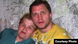 Руслан Салей разам з маці Тамарай Гаўрылаўнай, архіўнае фота