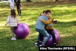 Хлопці обіймаються