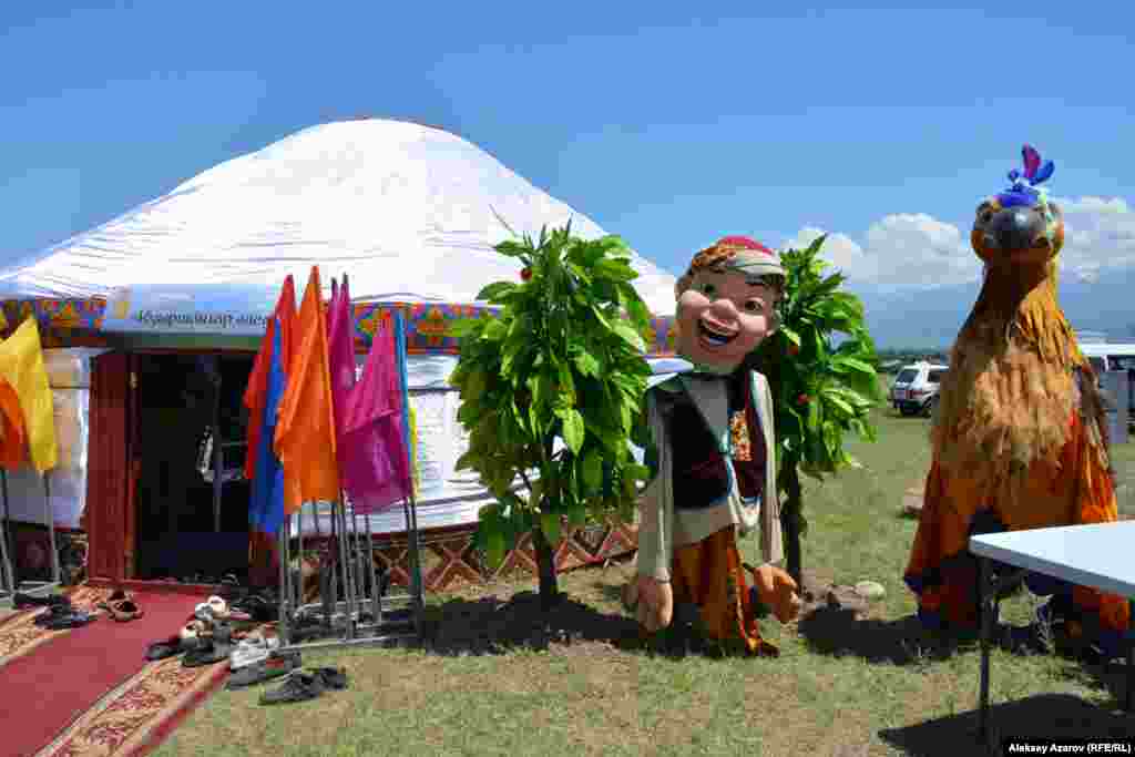 Юрты в этноауле представляли не только городские районы Алматы, но и некоторые организации. Например, на этом фото юрта Государственного республиканского театра кукол, на что указывают две огромные куклы рядом с юртой.