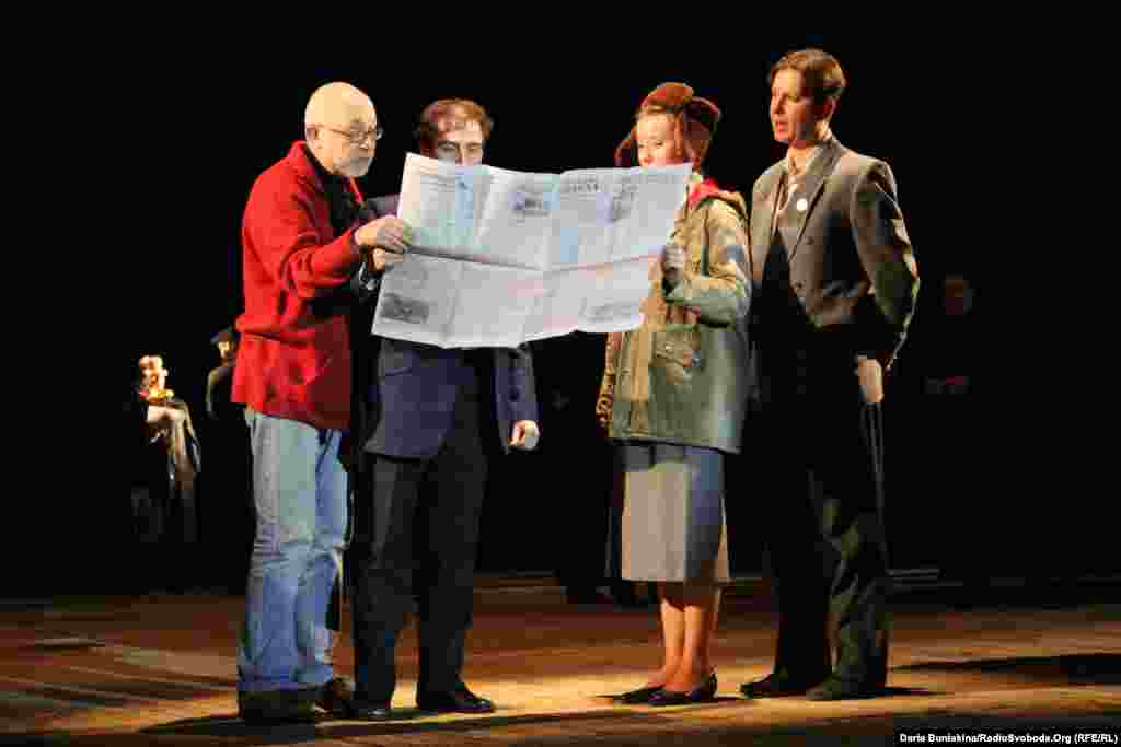 Режисер вистави Сергій Проскурня разом з акторами