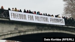 «Свободу политическим заключенным»